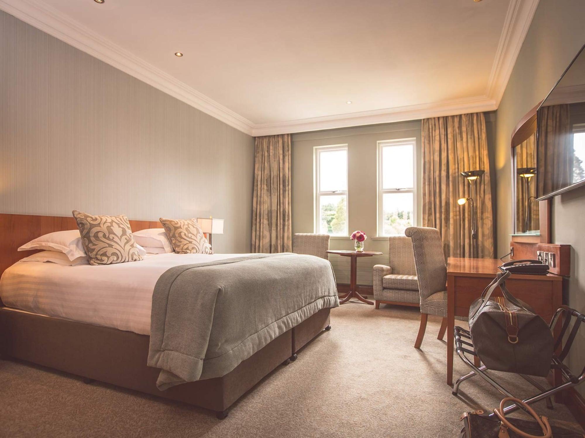 The Culloden Estate And Spa Холивуд Экстерьер фото A bedroom at the hotel