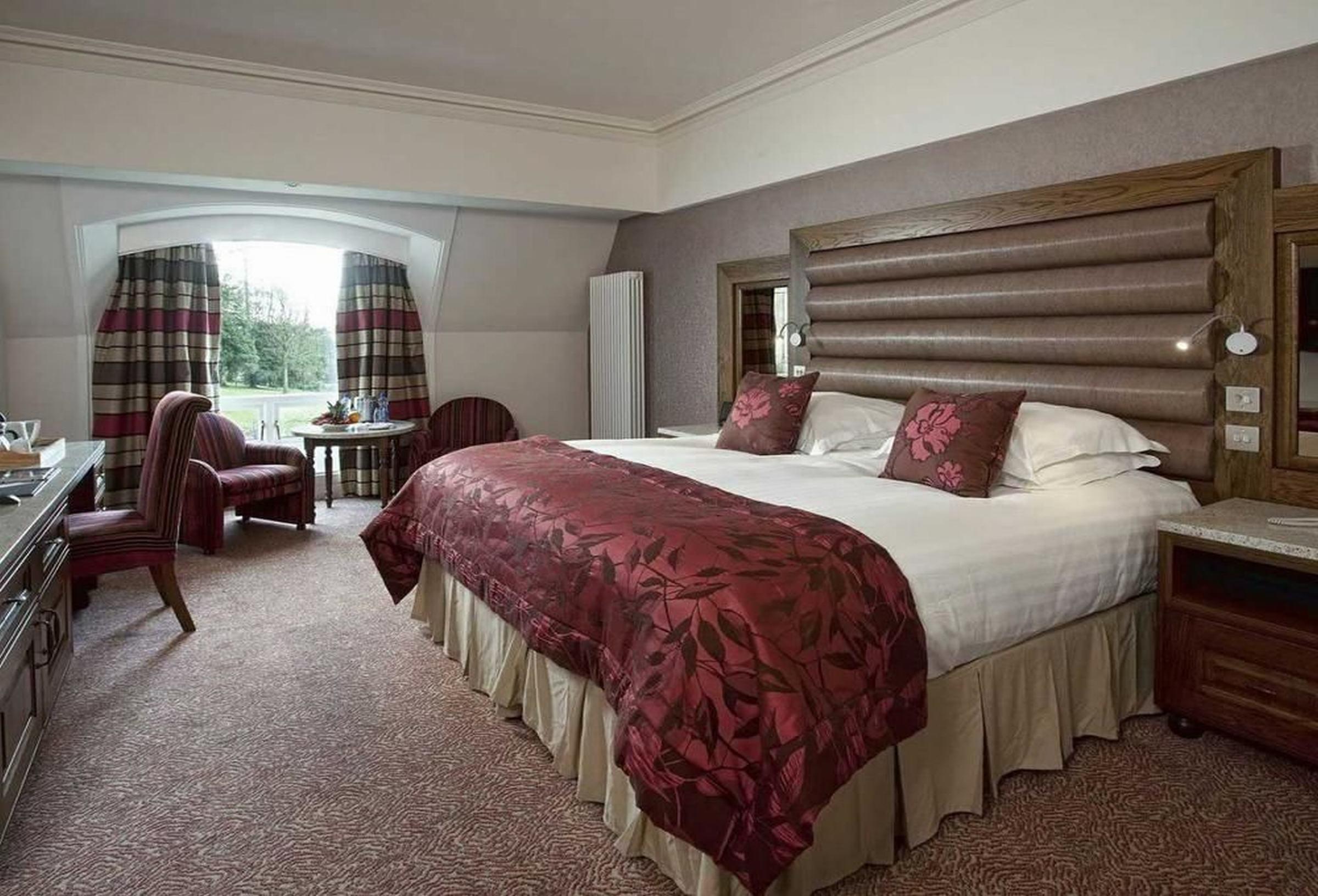 The Culloden Estate And Spa Холивуд Экстерьер фото A bedroom at the hotel