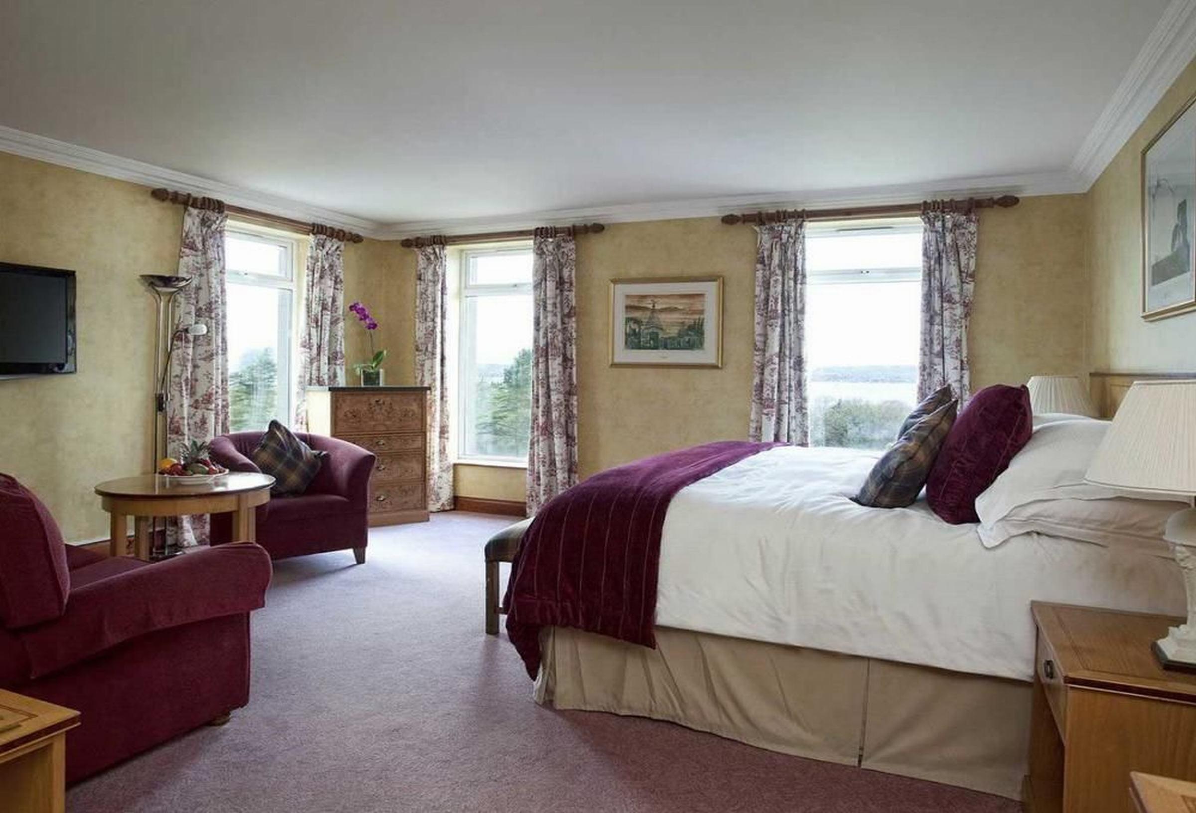 The Culloden Estate And Spa Холивуд Экстерьер фото A bedroom at the hotel