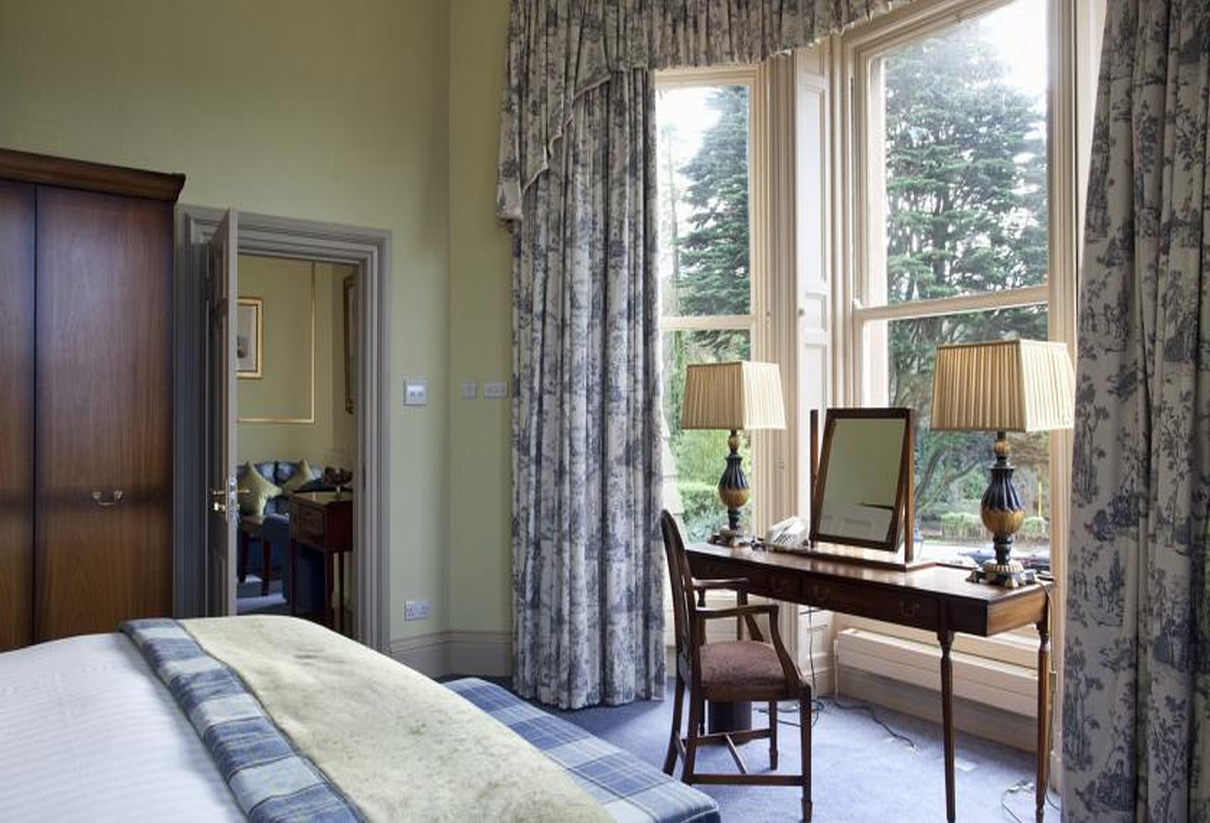 The Culloden Estate And Spa Холивуд Экстерьер фото A bedroom at the hotel