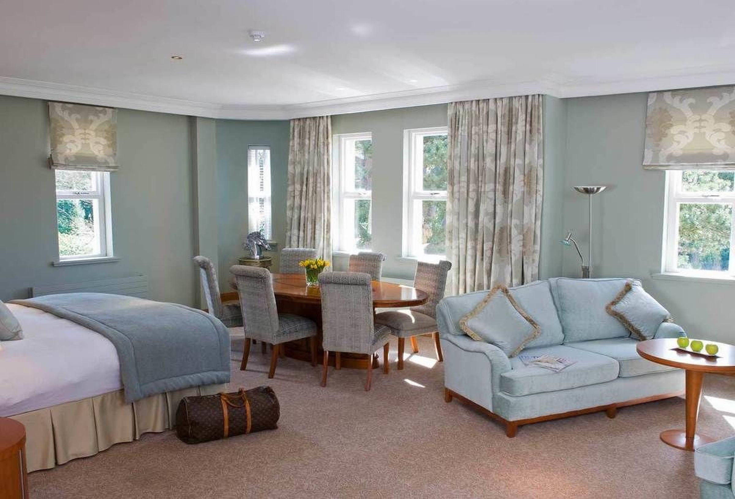 The Culloden Estate And Spa Холивуд Экстерьер фото A suite at the hotel