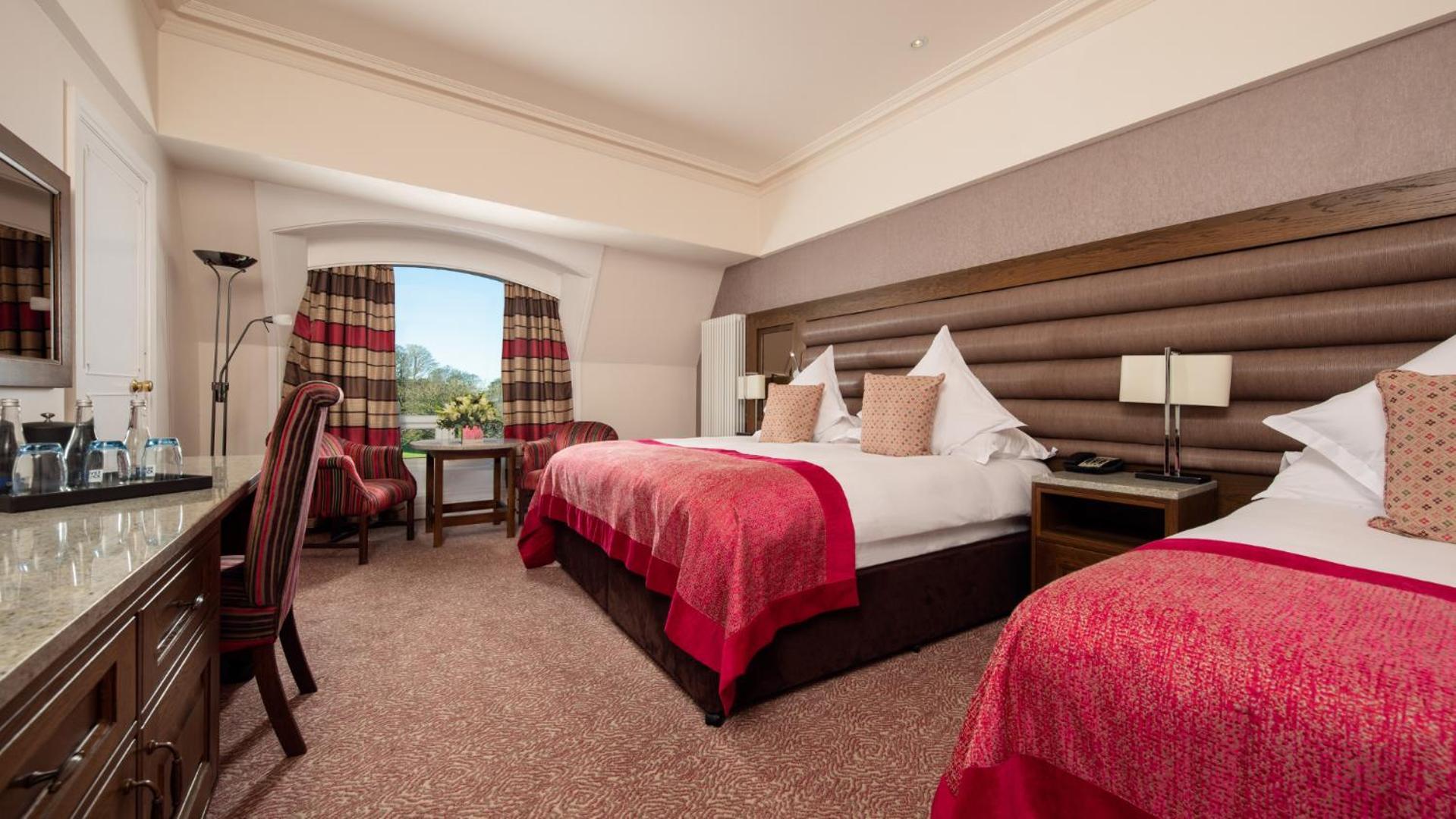The Culloden Estate And Spa Холивуд Экстерьер фото A bedroom at the hotel