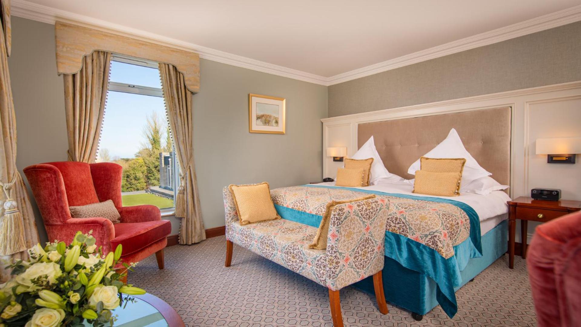 The Culloden Estate And Spa Холивуд Экстерьер фото A bedroom at the hotel