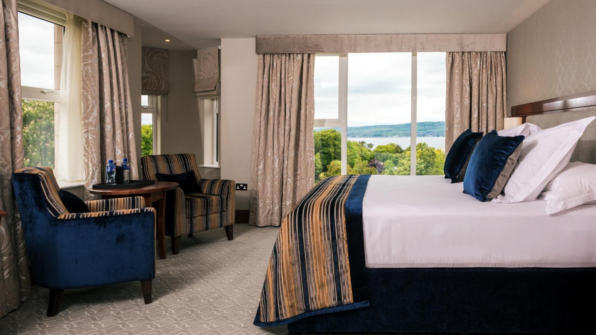 The Culloden Estate And Spa Холивуд Экстерьер фото A bedroom at the hotel