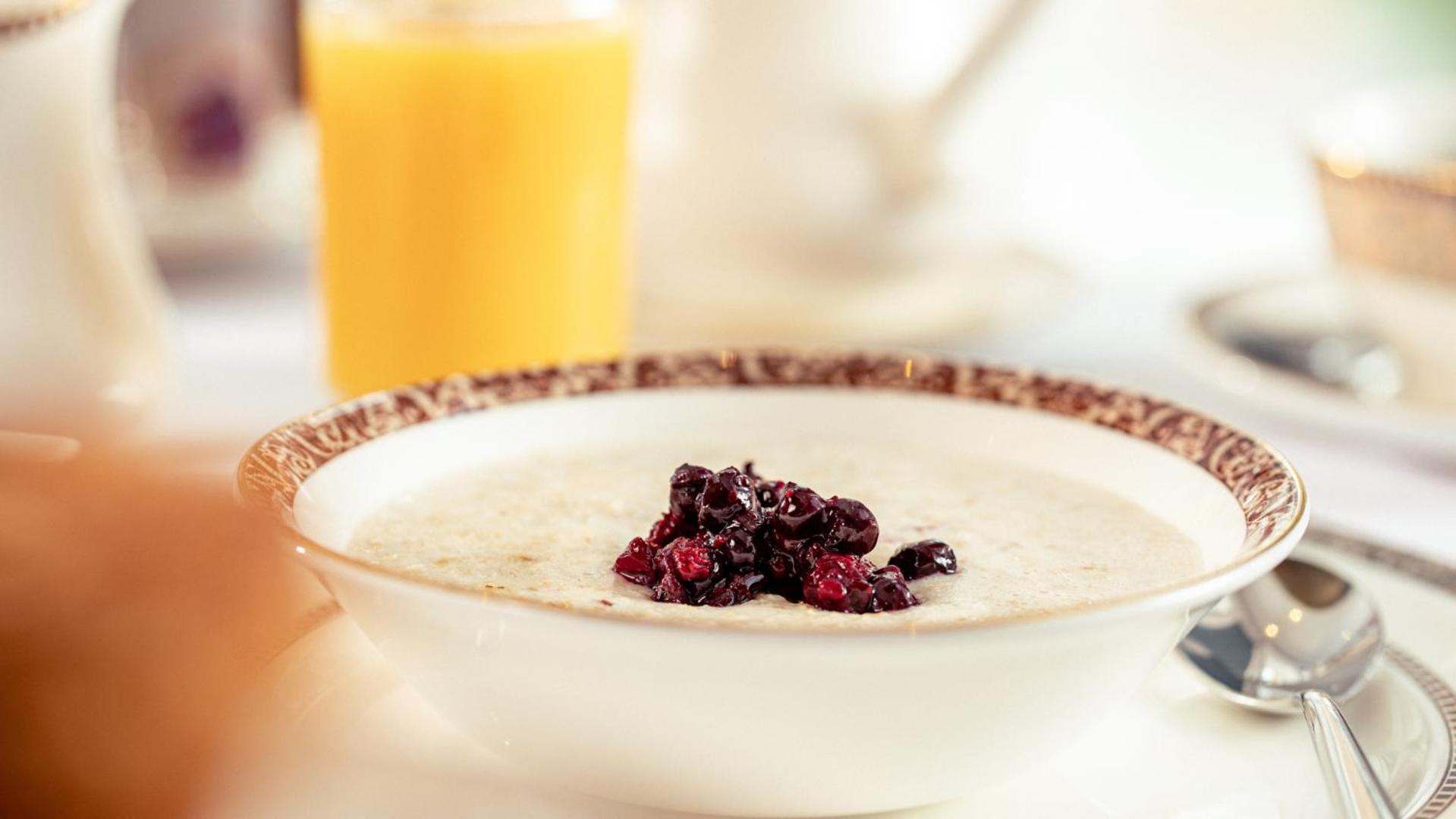 The Culloden Estate And Spa Холивуд Экстерьер фото Oatmeal with dried blueberries